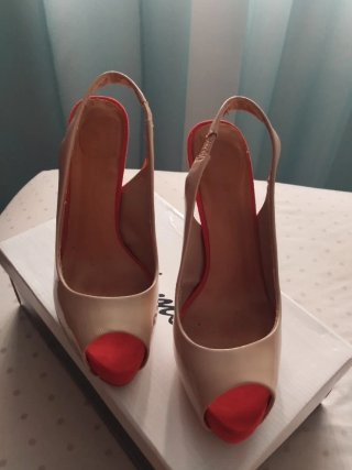 Zapatos de tacón beige y rojos