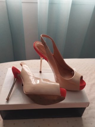 Zapatos de tacón beige y rojos