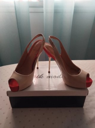 Zapatos de tacón beige y rojos