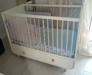 Cuna de bebé blanca con cajón