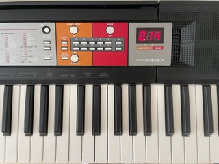 Piano Eléctrico Yamaha F50 con Soporte