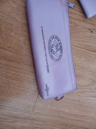 Estuche morado con bolsillo de red