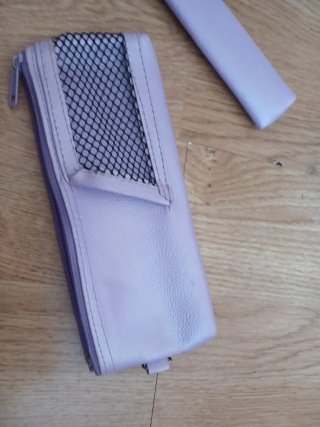Estuche morado con bolsillo de red