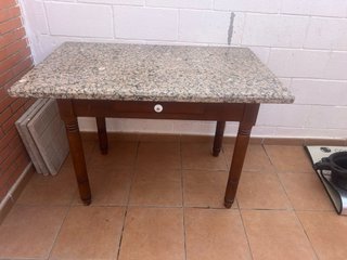 Mesa con Encimera de Piedra