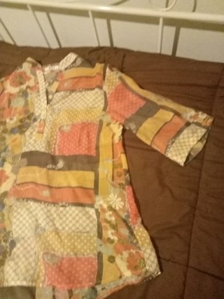 Conjunto de Blusa Estampada y pantalón beige