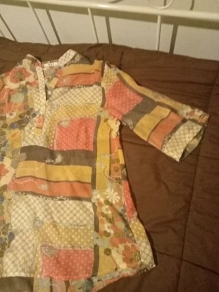 Conjunto de Blusa Estampada y pantalón beige