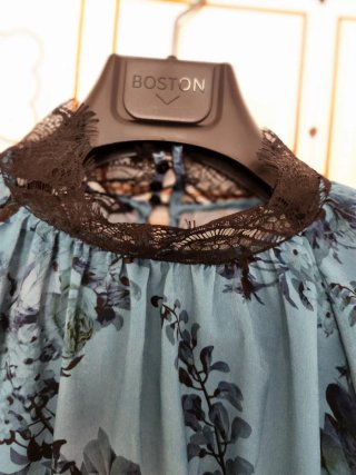 Blusa Estampada con Detalles de Encaje