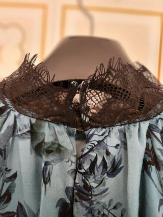 Blusa Estampada con Detalles de Encaje