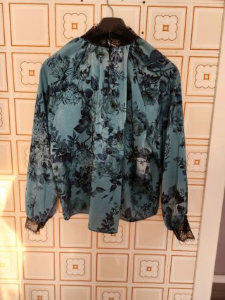 Blusa Estampada con Detalles de Encaje