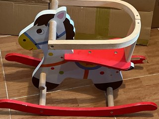 Caballito balancín de madera infantil