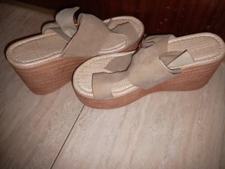Sandalias de cuña beige