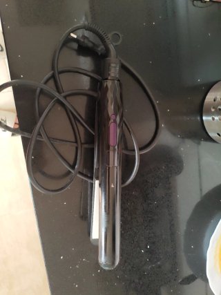 Plancha de pelo negra y morada