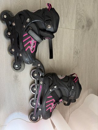 Luces de colores  Patines en línea negros y rosas