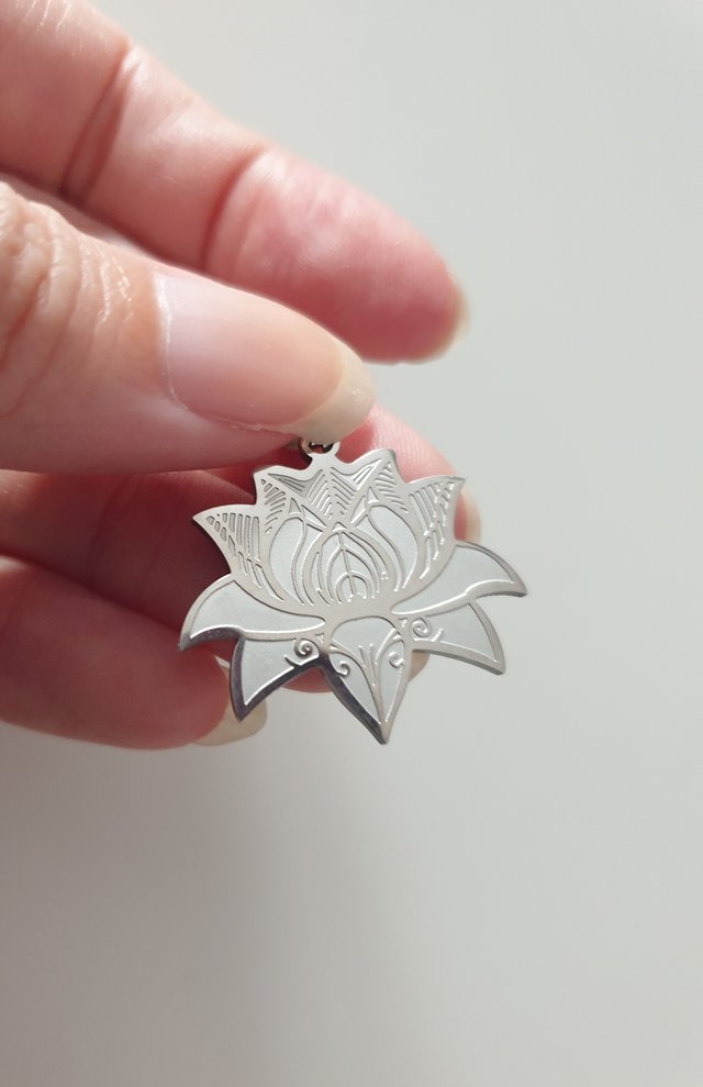 Colgante Flor de Loto Plateado