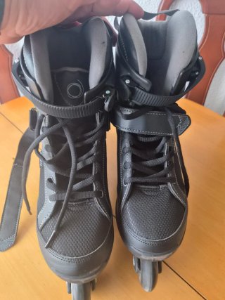 Patines en línea negros, paralelos  y línea infant