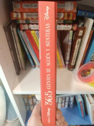 Libro de 365 cuentos de acción y aventuras Disney