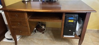Scrivania classica in legno con cassetti