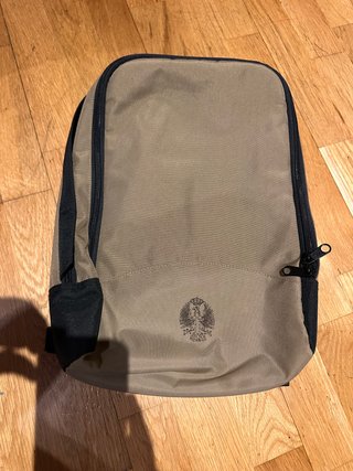 Mochila beige y negra