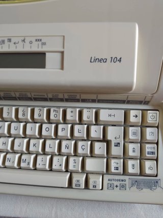 Máquina de escribir electrónica Olivetti Linea 104