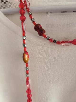Collar largo de cuentas rojo y marrón