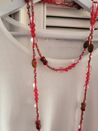 Collar largo de cuentas rojo y marrón