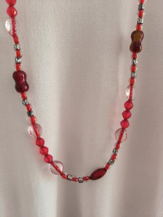 Collar largo de cuentas rojo y marrón