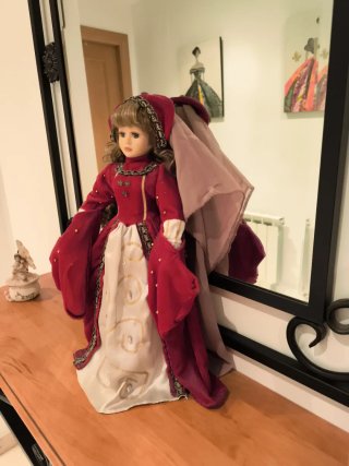 Muñeca de Porcelana con Vestido Medieval