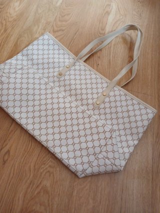Bolso de playa beige y blanco
