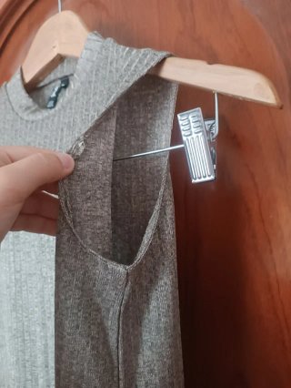 Blusa dorada sin mangas
