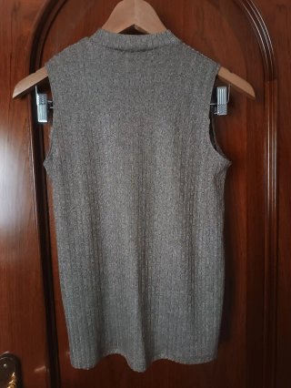 Blusa dorada sin mangas