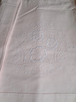 Juego de Sábana y almohadón Rosa con Bordados