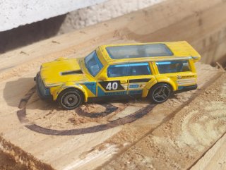 Hot Wheels Volvo 240 Familiar 1/64