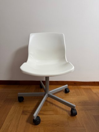 Silla de escritorio Ikea blanca con ruedas.