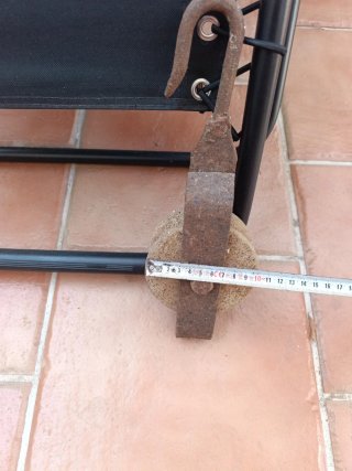 Polea antigua de madera y metal