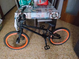 Bicicleta BMX Negra con Ruedas Naranja
