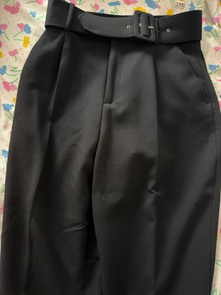 Pantalón de pinzas con cinturón negro