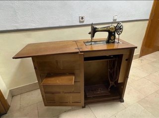 Máquina de coser Singer vintage con mueble