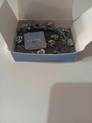 Conjunto de Collar y Pendientes Avon