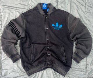 Chaqueta Varsity Adidas Originals Negra y Azul