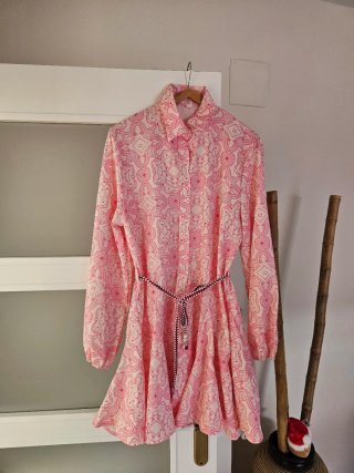Vestido camisero estampado boho corto en tono rosa