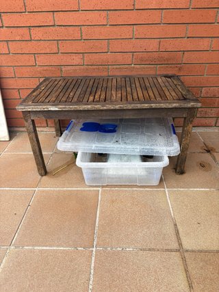 Mesita de madera para exterior