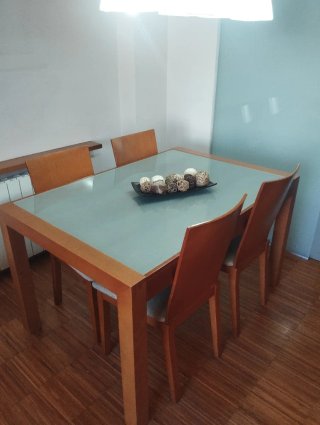 Mueble de comedor, mesas y sillas