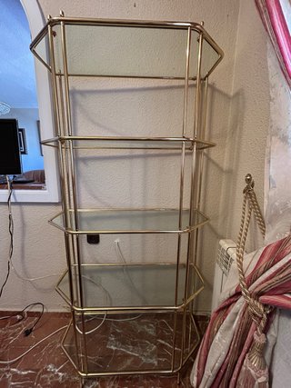 Vitrina Dorada con Estantes de Cristal