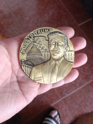 Medallón Donald Trump