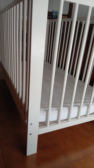 Cuna blanca estilo Ikea. Colcón y cubre colchón