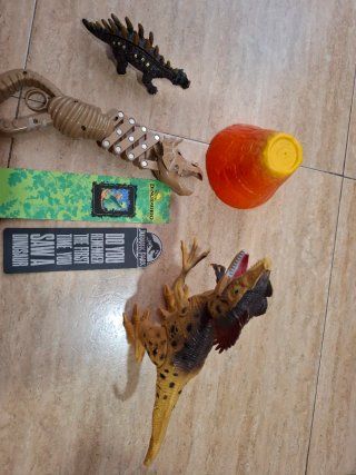 Lote de dinosaurios de juguete