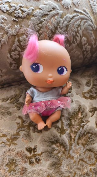 Muñeca bebé con pelo rosa