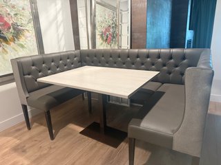 Bancada Rinconera Capitoné y Mesa de Comedor