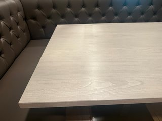 Bancada Rinconera Capitoné y Mesa de Comedor