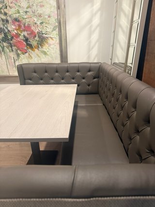 Bancada Rinconera Capitoné y Mesa de Comedor
